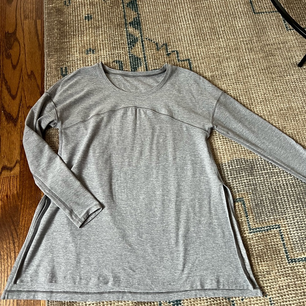 EUC Lulu Hit Unwind longsleeve top, size 6.